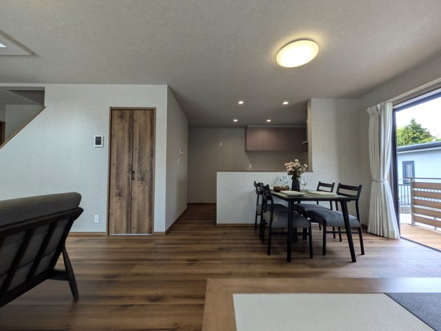 お相手の第一印象は？これぞ惚れつくす！会いたくて震える【綾瀬市大上８丁目】新築戸建の居間・リビング