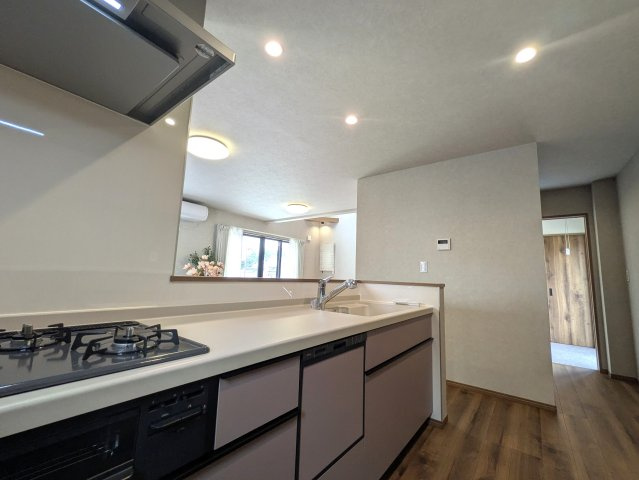 これはモデルルーム？【綾瀬市大上８丁目新築戸建】のキッチン|お料理しやすいキッチンです