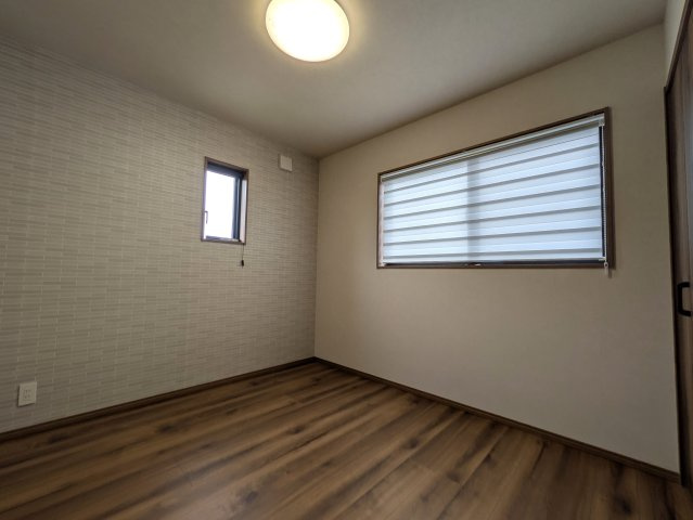お相手の第一印象は？これぞ惚れつくす！会いたくて震える、そんな青春時代を思い出すかの様に、この物件を初めて見た時にこの気持ちになること間違いない【綾瀬市大上８丁目】未入居戸建の洋室|きれいな洋室です