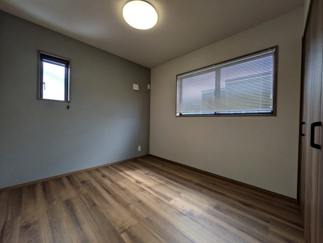 これはモデルルーム？【綾瀬市大上８丁目新築戸建】の洋室|個人の部屋や寝室として使える洋室です