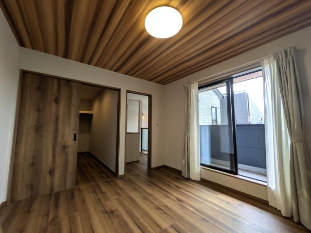 お相手の第一印象は？これぞ惚れつくす！会いたくて震える【綾瀬市大上８丁目】新築戸建の洋室|明るい洋室です