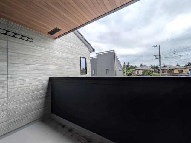 お相手の第一印象は？これぞ惚れつくす！会いたくて震える【綾瀬市大上８丁目】新築戸建のバルコニー|開放的で明るい空間を演出してくれるバルコニーです