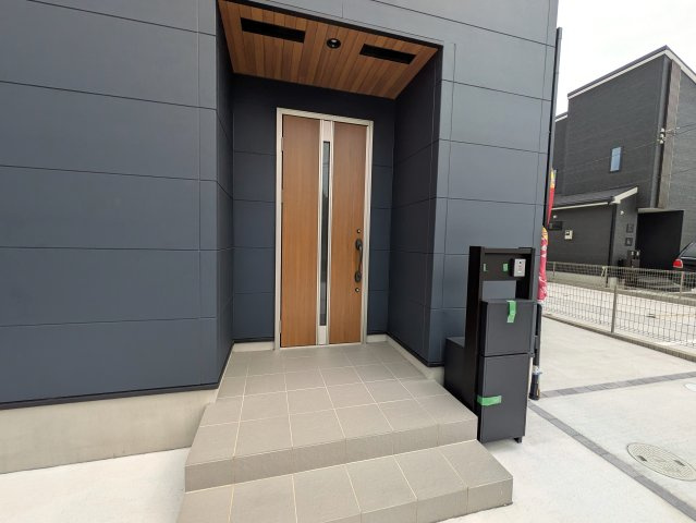 お相手の第一印象は？これぞ惚れつくす！会いたくて震える【綾瀬市大上８丁目】新築戸建の玄関|落ち着いた玄関です