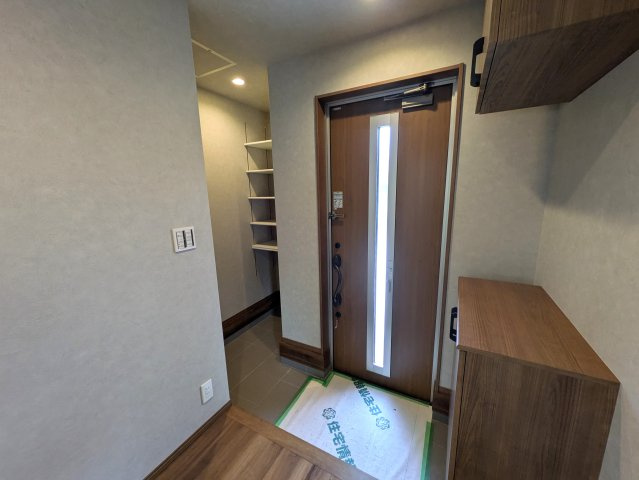 お相手の第一印象は？これぞ惚れつくす！会いたくて震える、そんな青春時代を思い出すかの様に、この物件を初めて見た時にこの気持ちになること間違いない【綾瀬市大上８丁目】新築戸建の玄関|玄関です