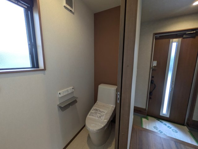 お相手の第一印象は？これぞ惚れつくす！会いたくて震える、そんな青春時代を思い出すかの様に、この物件を初めて見た時にこの気持ちになること間違いない【綾瀬市大上８丁目】新築戸建のトイレ|落ち着いたトイレです