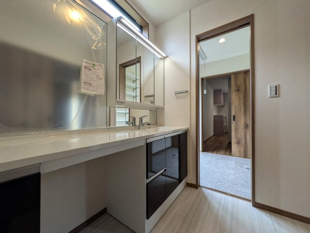 これはモデルルーム？【綾瀬市大上８丁目新築戸建】の独立洗面台|独立洗面台で身支度をすべて済ませてしまいましょう