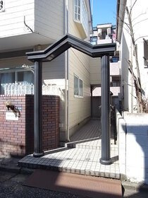 新宿区北新宿１丁目のアパートのエントランス