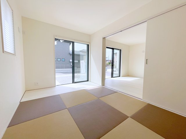 新築戸建・新築建売　行田市城西1丁目　長期優良住宅　忍小・忍中の洋室|2面採光で明るい洋室です！ホワイト基調の爽やか空間からインナーバルコニーにも出られます♪