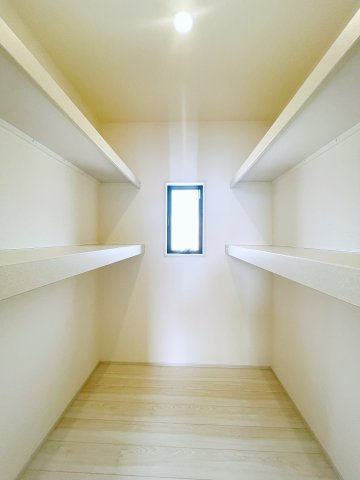 新築戸建・新築建売　行田市城西1丁目　長期優良住宅　忍小・忍中の収納|8帖の洋室にあるウォークインクローゼットには棚が付いているので整理整頓がしやすいです！