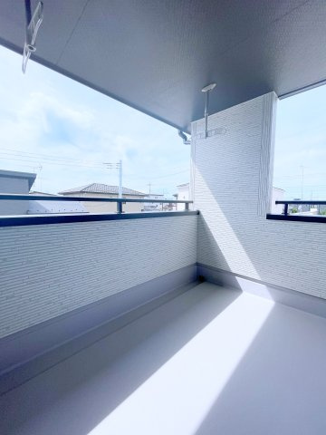 新築戸建・新築建売　行田市城西1丁目　長期優良住宅　忍小・忍中のバルコニー|インナーバルコニーは天候に左右されずに、プライベートな空間でくつろぎや洗濯物干しに最適！