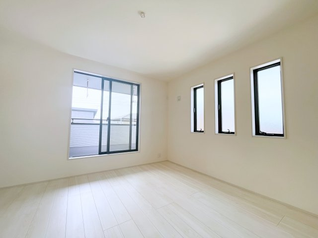 新築戸建・新築建売　行田市城西1丁目　長期優良住宅　忍小・忍中の玄関|奥行きがあるので雨が降っても開閉に心配ありません！