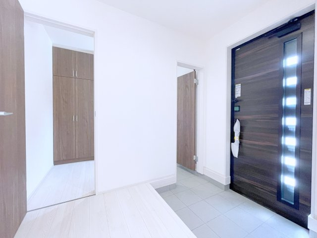 新築戸建・新築建売　行田市城西1丁目　長期優良住宅　忍小・忍中の独立洗面台|三面鏡タイプの独立洗面台で、身だしなみチェックも収納力も◎洗面まわりもすっきり清潔に保てます！