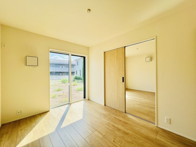 玉村板井の洋室|リビングに隣接する洋室は、キッズスペースや家事スペースとしても♪