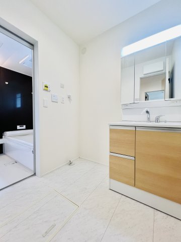 玉村板井の独立洗面台|洗濯機や収納棚を設置してもゆとりのある洗面脱衣所◎