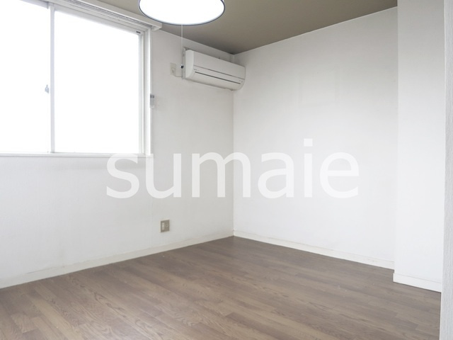 バーズフラットⅡの居間・リビング|人気のフローリングです。