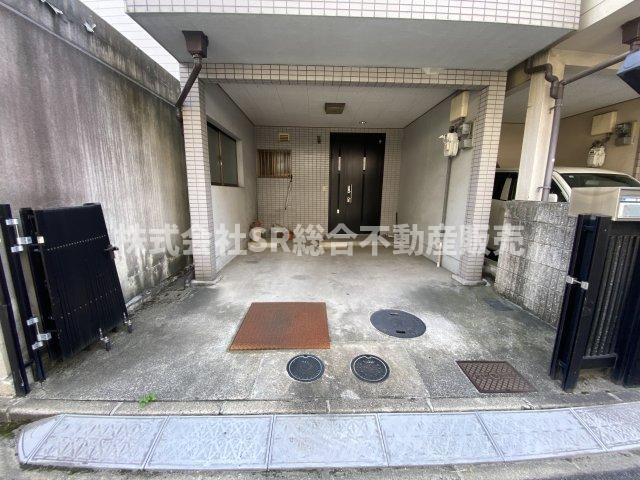 横小路町5丁目中古戸建の駐車場|お車をお持ちの方には嬉しい駐車場はビルトインガレージ（車種による）です！自転車・バイクも置けます。
