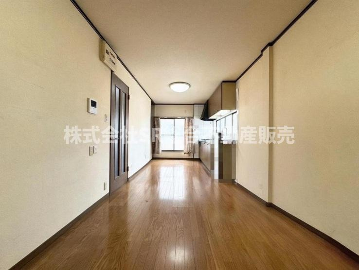 横小路町5丁目中古戸建の居間・リビング|リビングは13.5帖♪ご家族でゆったりとお過ごしいただけます！