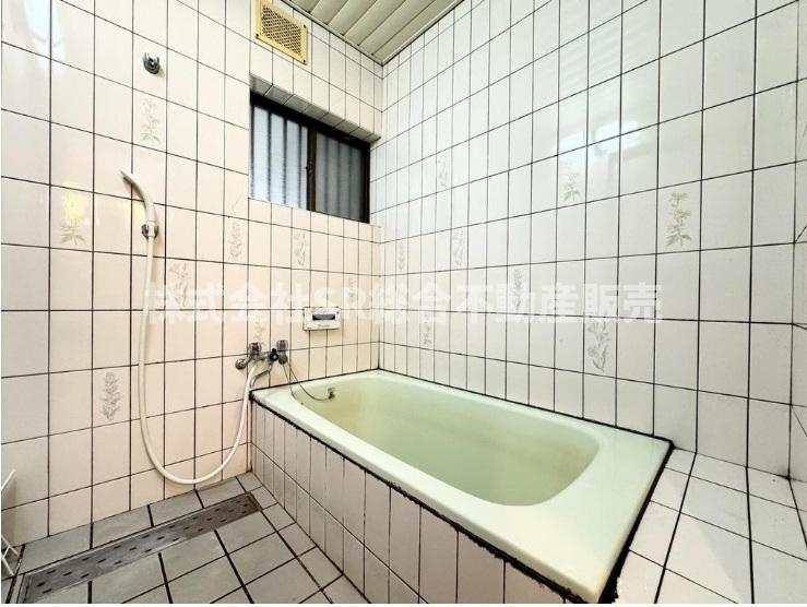 横小路町5丁目中古戸建の浴室|お風呂には窓もあり、換気がバッチリとでき、湿気がこもりません！