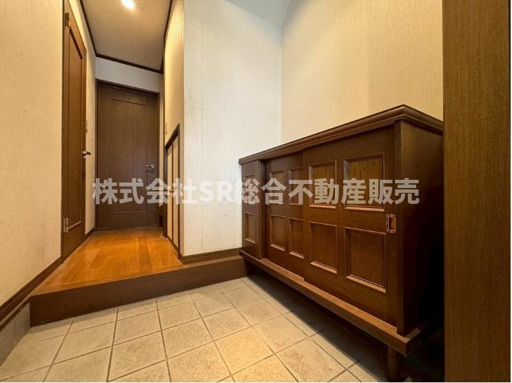 横小路町5丁目中古戸建の玄関|玄関にはシューズボックスもあり広く使えます！