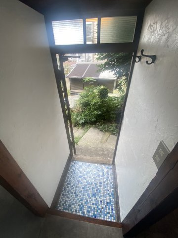 【 売主 】鶴見区上の宮1丁目　戸建（2棟付）の玄関|建物①（2階建）