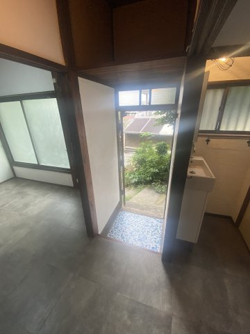 【 売主 】鶴見区上の宮1丁目　戸建（2棟付）の玄関|建物①（2階建）