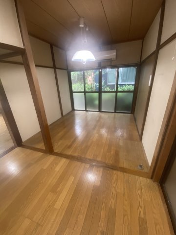 【 売主 】鶴見区上の宮1丁目　戸建（2棟付）の居間・リビング|建物②（平家）