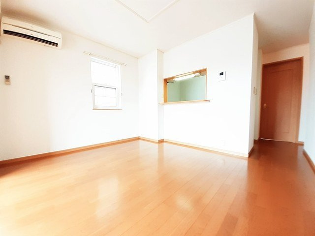 ラフレシールイーストの居間・リビング