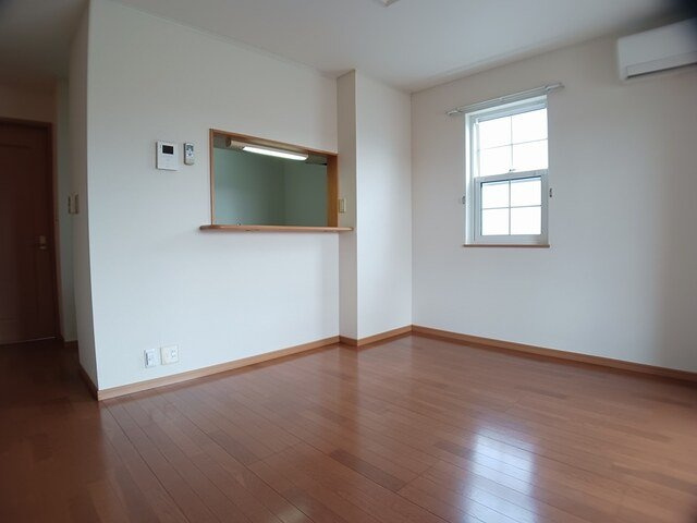 ラフレシールイーストの居間・リビング