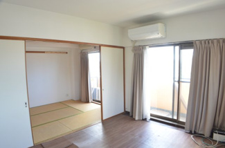 【居間・リビング】 | ダイアパレス与野本町 | 快適なリビングの条件「陽当たり、通風、開放感」が実現されています。ぬくもりが感じられるシンプルで落ち着いた雰囲気のリビングです。