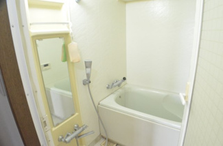 【浴室】 | ダイアパレス与野本町 | 一日の疲れを癒してくれるバスルーム♪湯舟に肩まで浸かってお温まりください。