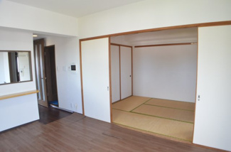 【居間・リビング】 | ダイアパレス与野本町 | LDK12帖+6帖の続間！和室がリビング空間に温かみを加えてくれます。