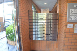 【設備】 | ダイアパレス与野本町 | いつも整理された郵便ポスト。共有スペースはいつも清潔に保たれています。