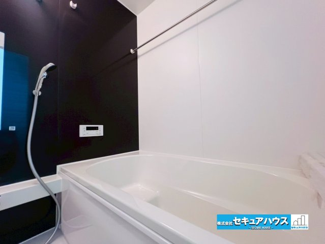 【今からご案内可能】刈谷市中手町二丁目 全2棟　の浴室|【浴室】
◆アクセントパネルで落ち着きのある雰囲気を演出します。毎日の疲れを癒やすバスタイムをお楽しみ下さい！
窓付きで、カビの繁殖を抑える効果があります。また、空間を明るく広く見せる効果もあります。