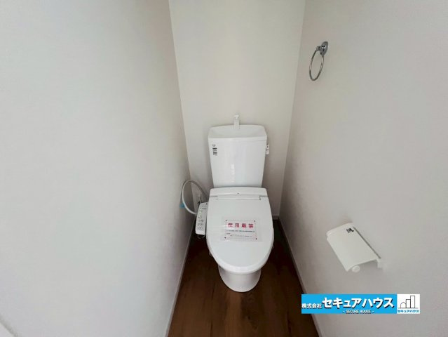 【今からご案内可能】刈谷市中手町二丁目 全2棟　のトイレ|【高機能トイレ】
◆高機能トイレの多くは便器のフタの開閉が自動であり、使用後に手動で水を流す面倒もなく非常に便利です。スタイリッシュな見た目で、お掃除しやすく、節水効果が高いです。