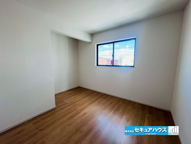 【今からご案内可能】刈谷市中手町二丁目 全2棟　の洋室|【洋室】
◆家族一人ひとりの大切なプライベート空間。趣味に合わせて使って頂けるようシンプルに仕上げてあります。暮らし心地を大きく左右する収納を、適材適所に配置し使い勝手を考慮しました。