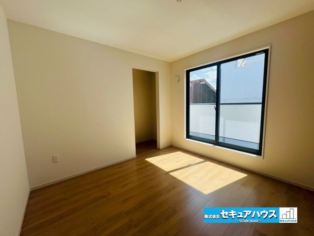 【今からご案内可能】刈谷市中手町二丁目 全2棟　の洋室|【洋室】
◆広々とした居住空間は日々の暮らしを彩り、心のやすらぎと満足感を与えてくれます。通風と採光を考慮した設計は子供たちはのびのび育ち、家族でくつろぎと団らんを生み出します。