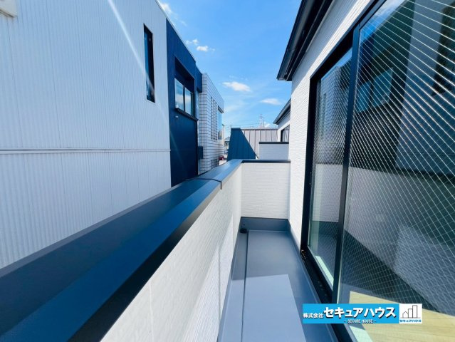 【今からご案内可能】刈谷市中手町二丁目 全2棟　のバルコニー|■バルコニー
見晴らしもよく、太陽の温かな温もりをめいっぱい受け止めてくれます。
太陽の光と爽やかな風を受けたお洗濯物はあっという間に乾き、取りこむ時には太陽の匂いを感じられそうですね。　　