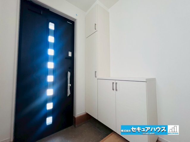 【今からご案内可能】刈谷市中手町二丁目 全2棟　の玄関|【玄関】
◆光が差し込み明るいです。気分も晴れやかになりますね。
◆玄関には、収納力のあるシューズボックスがございます。玄関まわりがすっきり片付きます。　