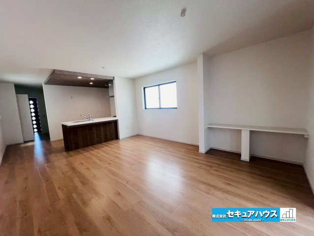 【今からご案内可能】刈谷市中手町二丁目 全2棟　の居間・リビング|【LDK21帖】
◆家族揃ってリビングで過ごすお休みの日が、楽しみになる場所となることでしょう。
対面式のオープンキッチンは、家事をしながら家族の様子が一目でわかる安心＆便利設備♪　　　　　　　　　　