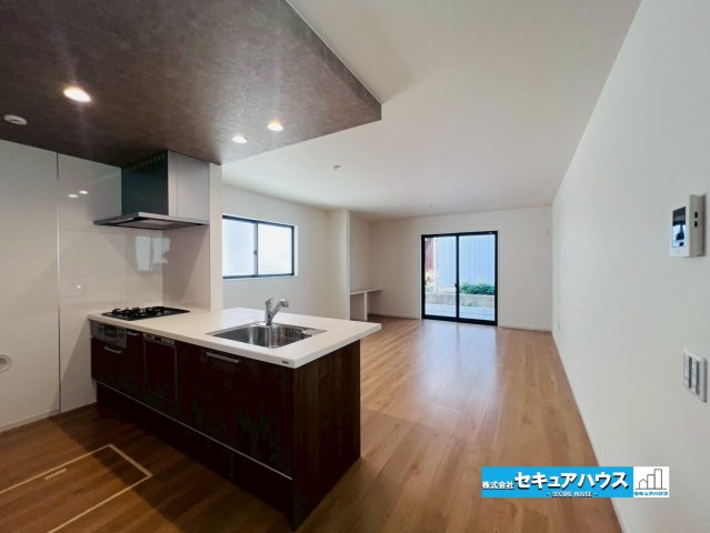 【今からご案内可能】刈谷市中手町二丁目 全2棟　のキッチン|【LDK21帖別角度】
◆大きな窓からは採光を沢山取り入れ明るいリビングです。
◆折下天井でお洒落なキッチンスペースに仕上がっています。　　　　　　　　　　　　　　　　　　　　　　　　　　　　　　　　