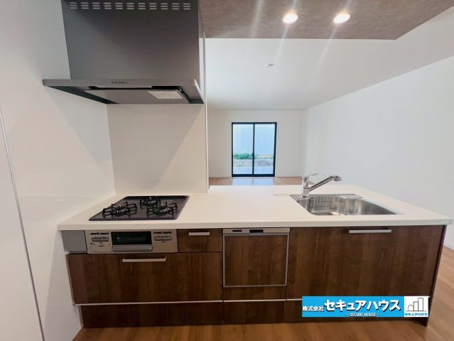 【今からご案内可能】刈谷市中手町二丁目 全2棟　のキッチン|【広々キッチンスペース】
◆同時にたくさんの料理が調理できる3口コンロ。「焼く・蒸す・煮る」の工程を同時進行で進めることができるので、料理を素早く作ることができます。育児でバタバタ忙しいママに嬉しい♪