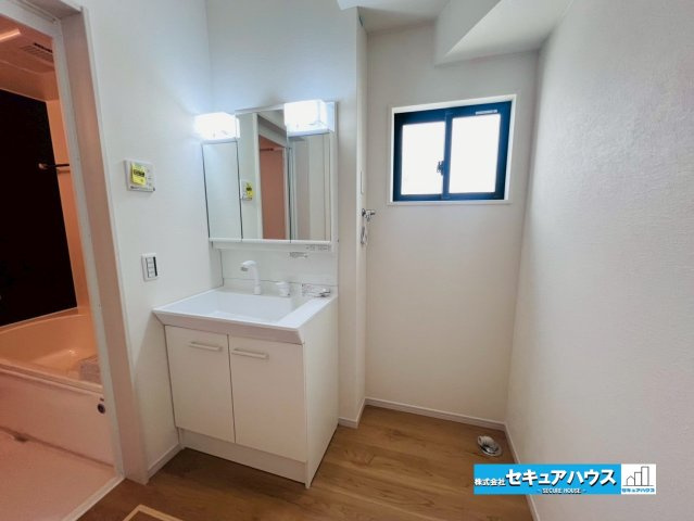 【今からご案内可能】刈谷市中手町二丁目 全2棟　の独立洗面台|【独立洗面化粧台】
良く通勤通学に向かえそうですね！鏡の裏にはたっぷりと収納スペースを標準装備！
◆電源を付属しているのでドライヤーなど利用できます。