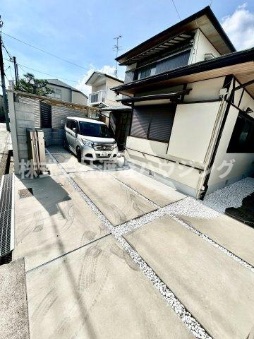 豊中市立花町一戸建の駐車場