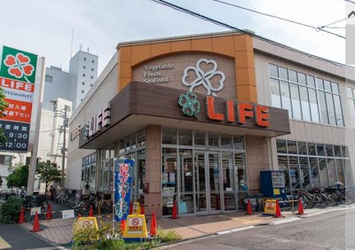 ライフ 徒歩8分。 600m