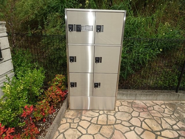アースガーデンＳＯＪＡのエントランス|宅配ボックス