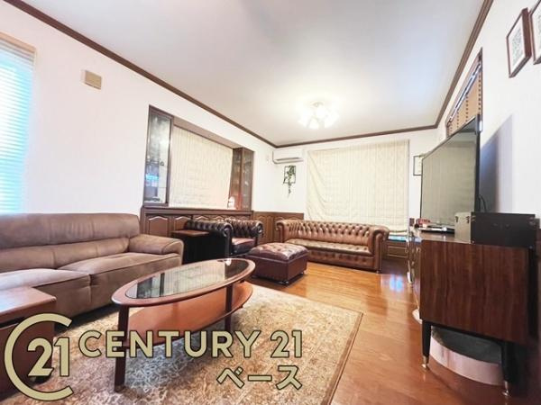 生駒郡三郷町城山台４丁目　一戸建の居間・リビング|■現地撮影写真■ご家族でくつろいでいただける広々したリビングです！■