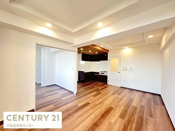 【居間・リビング】 | キングマンションシーブリッサ此花サウスウイング | Ｌ字型のＬＤＫは家具に配置がしやすく、
生活動線にもゆとりがございます！
5.5帖の洋室と併せて2ＬＤＫのご利用も可能！