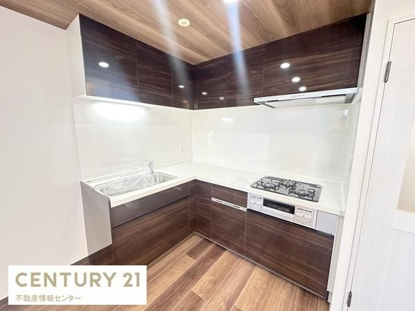 【キッチン】 | キングマンションシーブリッサ此花サウスウイング | Ｌ字型のキッチンは調理がしやすく、
シンク側に冷蔵庫が配置出来る造りになっています！