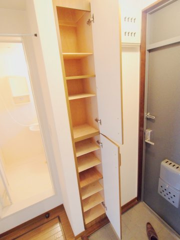 広島市安芸区矢野南１丁目のアパートの玄関