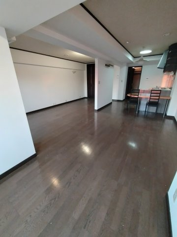 ラフェスタ小山の居間・リビング|6帖洋室とDKをLDKにリフォームしています。